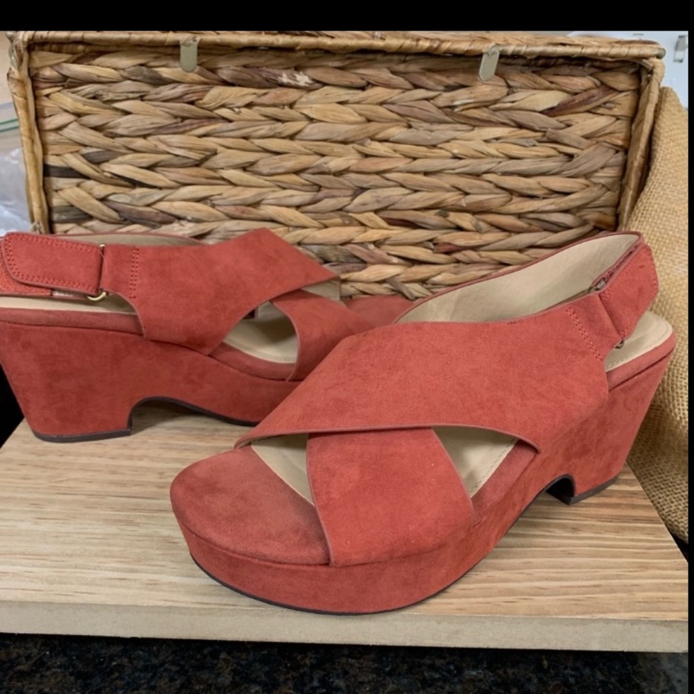 CL Laundry Wedge Sandals - Picture 4 of 7